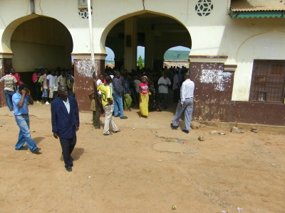 Eingang zum Bahnhof der Tanzania Railway in Kigoma